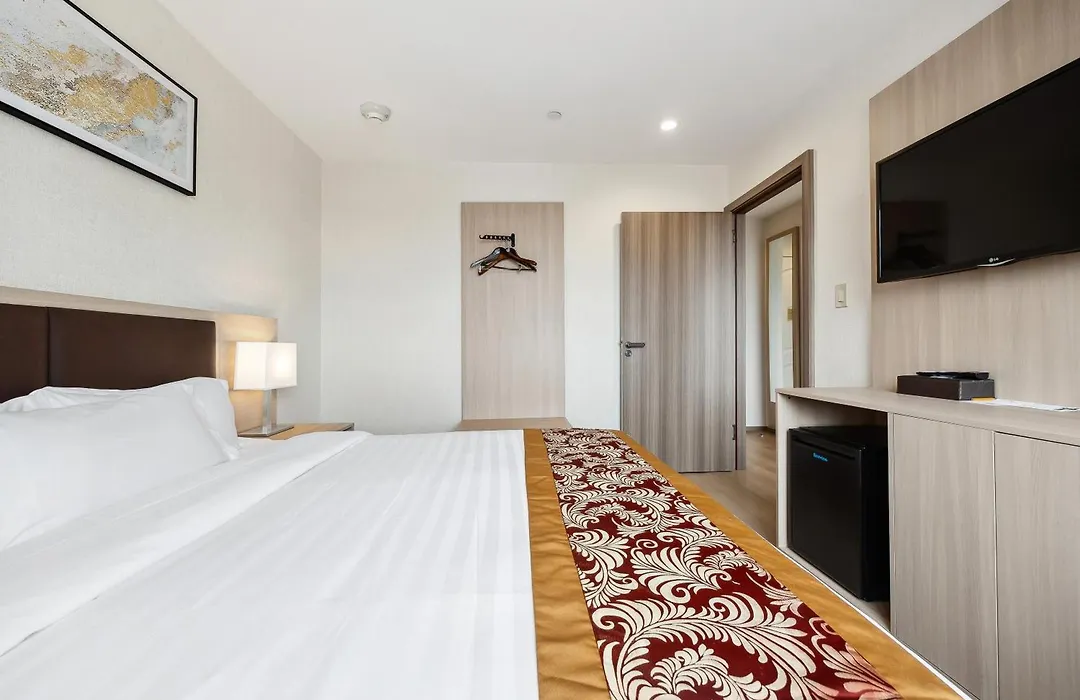 Ramada By Wyndham Flushing Queens-1
